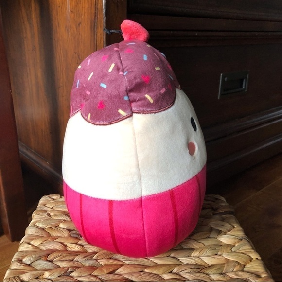 Squishmallows Elpha the Valintine's Day Cupcake (first to market) 8" - Picture 5 of 7